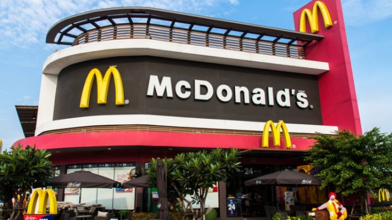 Бивш служител на "Макдоналдс" разкри мръсни тайни от кухнята ВИДЕО