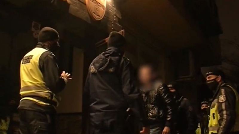 Полицаи обсадиха затворена кръчма в Търново и вижте на какво се натъкнаха ВИДЕО
