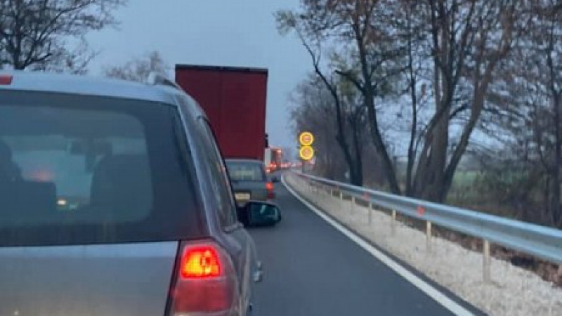 Тежко верижно меле в насрещното с 3 коли край Пловдив
