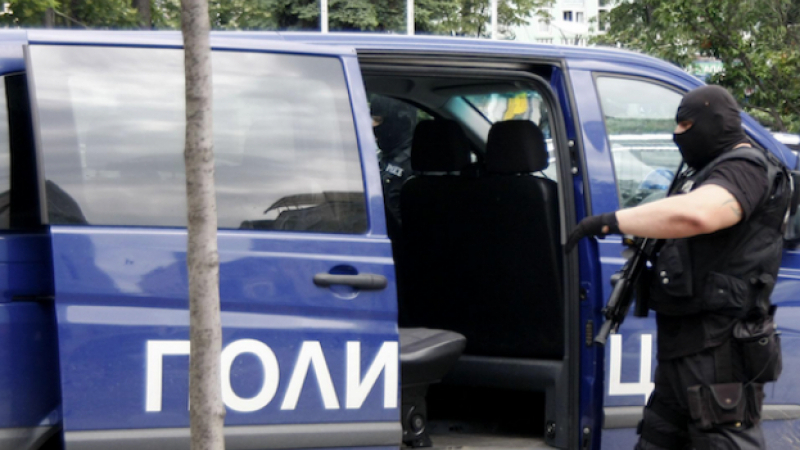 Извънредно и първо в БЛИЦ! Пловдивски полицаи арестуваха 4 много опасни бандити!