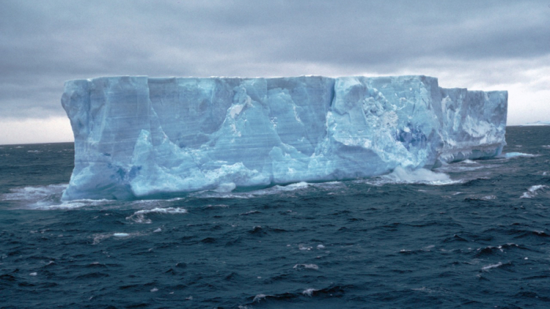 Айсберг по-голям от Варненска област се откъсна от Антарктида и връхлита върху остров