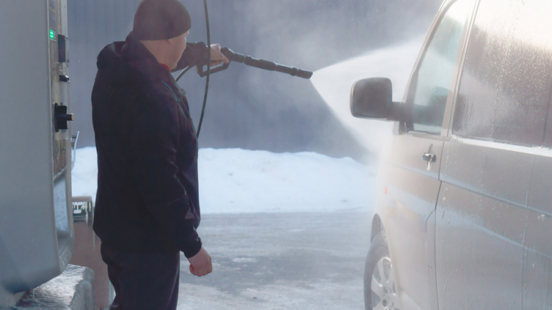 Трябва ли да се мие колата през зимата, според специалистите