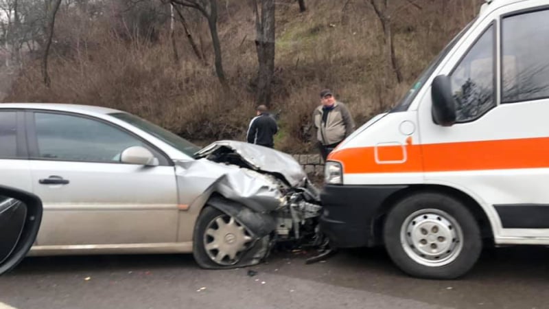 Извънредно в БЛИЦ! Тежка катастрофа с линейка в София СНИМКИ