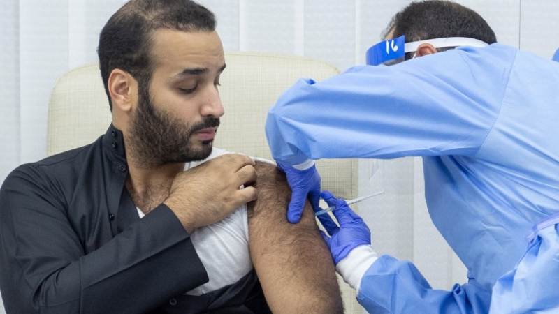Принцът на Саудитска Арабия се ваксинира първи ВИДЕО