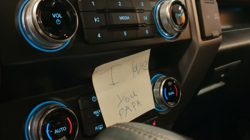 Механик откри бележка от дете в колата на клиент и се разплака
