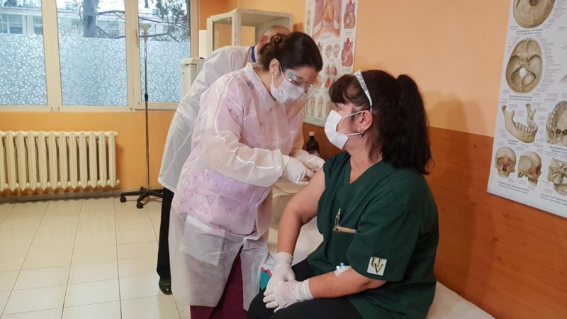 Медицинска сестра е първата ваксинирана в Бургас