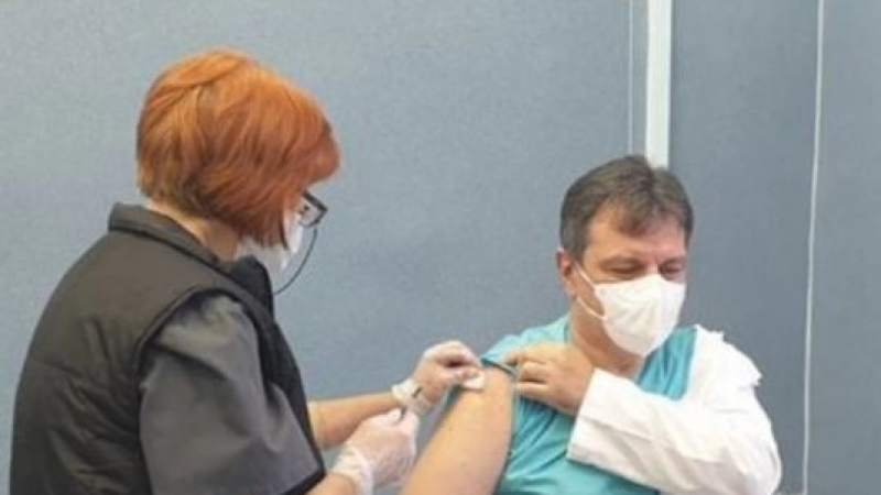 Ваксиниралият се д-р Симидчиев проплака: Изпитвам болка в... ВИДЕО