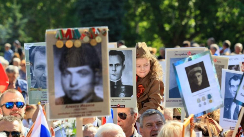 Руснак се изгаври с с „Безсмъртния полк“ и пусна снимка на Хитлер 