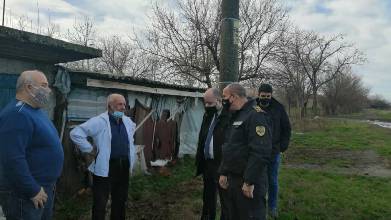 Бандити с ножове нахлуха посред нощ в дома на старец в Сливенско и го смляха от бой за 150 лв. 