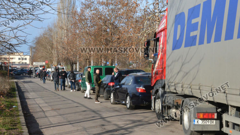 Пари като шума: Опашка от луксозни автомобили се изви пред КАТ-Хасково СНИМКИ 