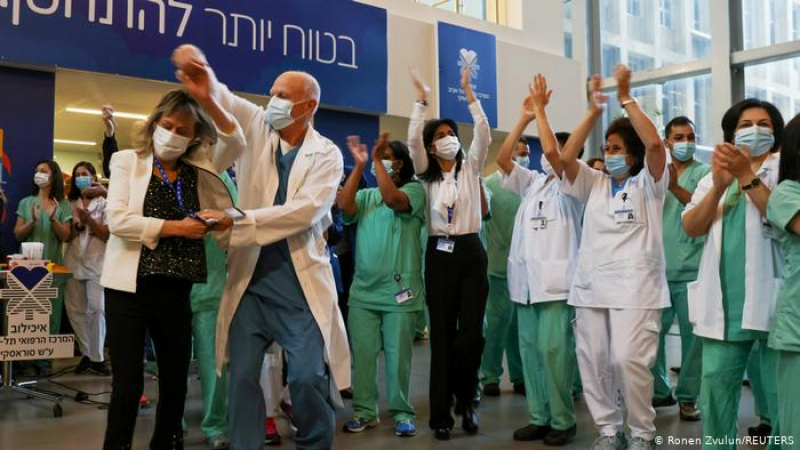 Защо Израел ваксинира населението си толкова бързо?