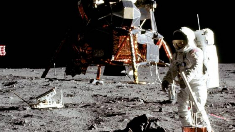Сензационно: Трикольорът ни е посетил Луната, ето как е станало СНИМКА