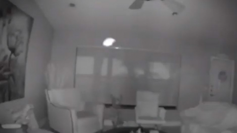 Жена изгледа ВИДЕО от камера в хола си и онемя щом видя призрака на...