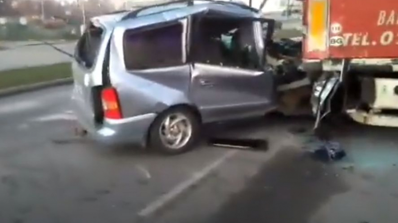 Зрелищна катастрофа на натоварен булевард в Русе ВИДЕО 