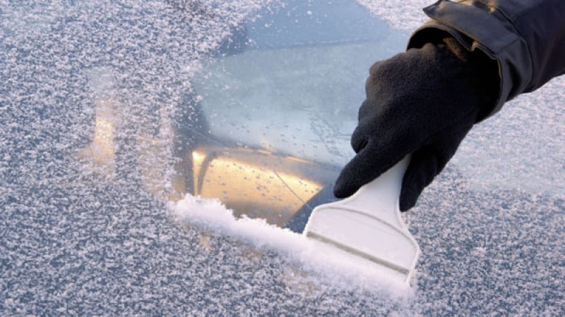 Шофьорка показа лесен трик за почистване на леда от предното стъкло на колата СНИМКИ 