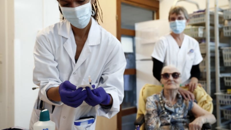 Франция обещава по-бързо ваксиниране след критики
