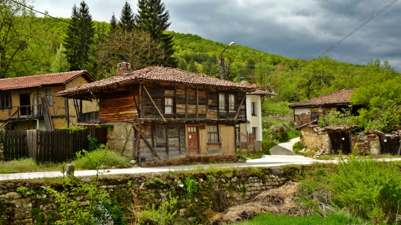 Свежен - прекрасният архитектурен резерват с 300-годишни къщи в Средна гора