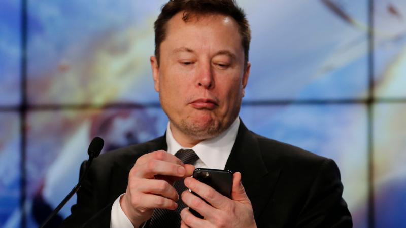 Критиците на Tesla си скубят косите от тази новина, а Илон Мъск ...