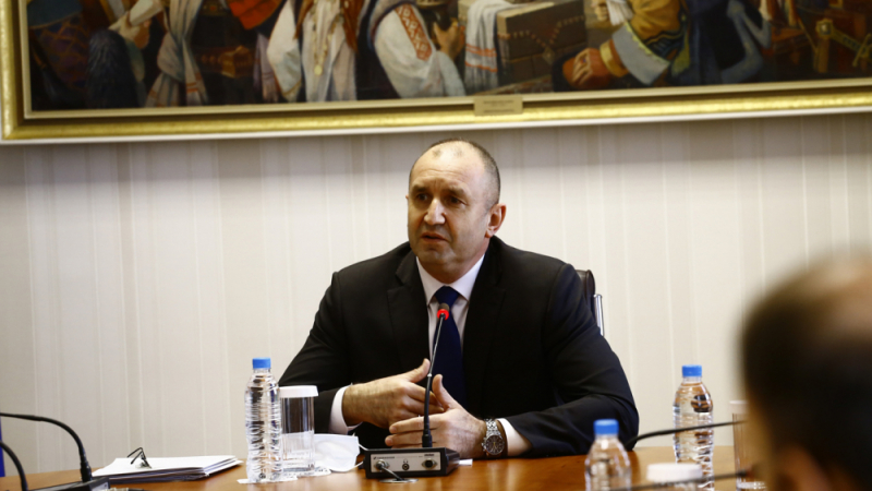 Президентството опроверга репортерката, обвинила Радев и Цветанов