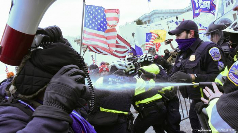 Като на война: Полицията окупира ключови места във Вашингтон, чакат се... 
