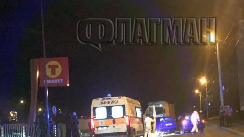 Кошмарен удар с три коли в Айтос, хвърчат линейки и полиция
