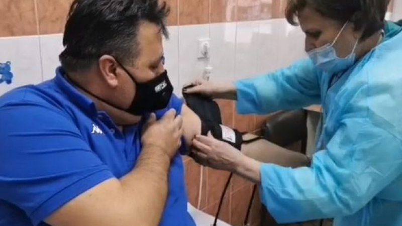 ВИДЕО показва как общински съветници от Сандански се ваксинират