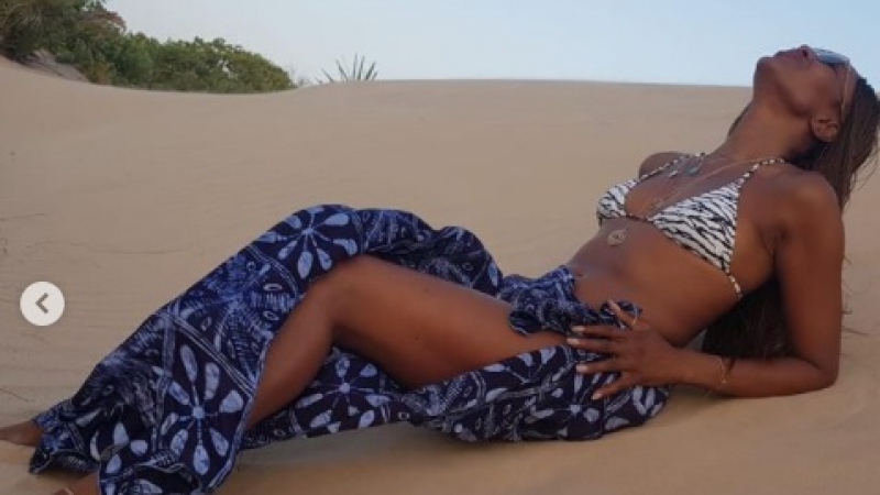 Горещо: Наоми Кембъл се показа по бански насред пустинята СНИМКИ