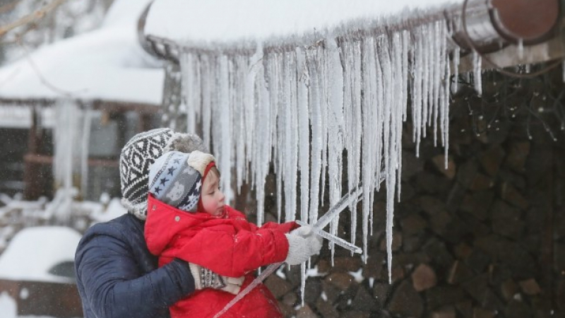Метеороложка: Ако знаете какво има в ледените висулки, не бихте ги яли