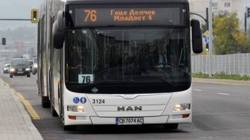 Не е за вярване какво направи мъж по чорапи в автобус 76 в София СНИМКА
