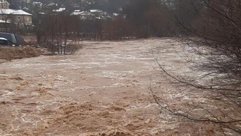 Река Ерма наводни Трън, дървета премазаха коли в Пампорово, а във Варна...  ВИДЕО