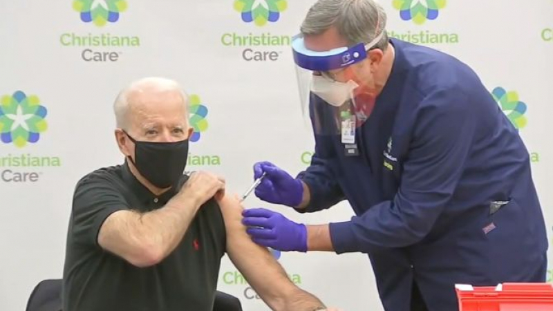 Байдън отново публично се ваксинира ВИДЕО