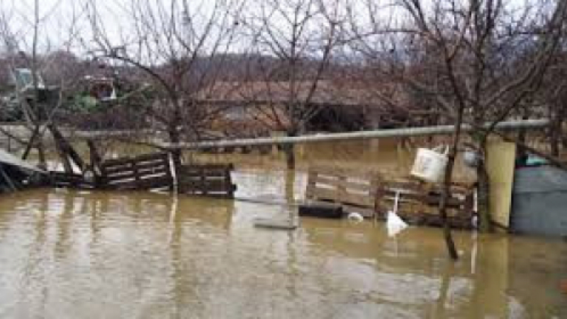 Извънредна ситуация в Пиринско! Струма наводни къщи в Благоевград