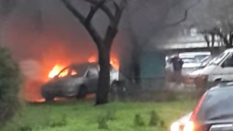 Зрелищни кадри: Кола изгоря като факла в Бургас ВИДЕО