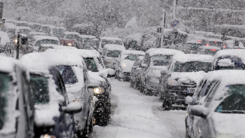Снежен ад: Над 2000 коли блокирани на магистрала във Франция ВИДЕО