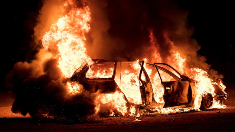 Саможертва: Смел полицай измъкна припаднала жена от горящ автомобил ВИДЕО