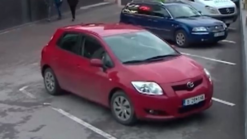 Светослав е в шок от случващото се с колата му на паркинг във Варна ВИДЕО