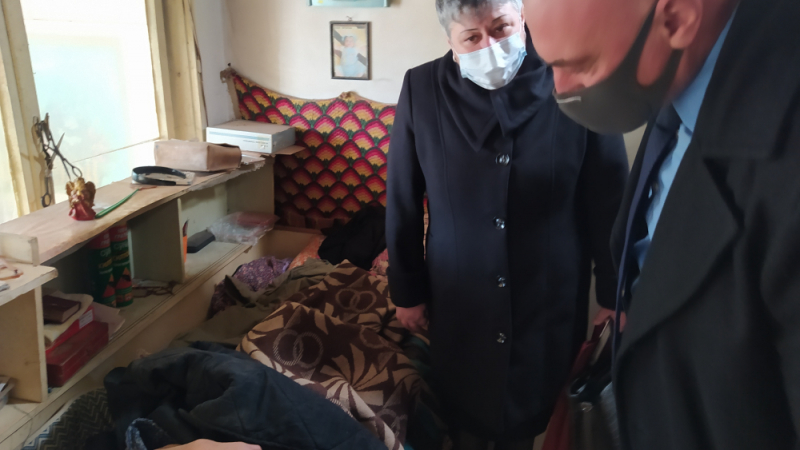 Зверство в Шуменско: Трима пребиха и ограбиха 92-г. баба и асистента й СНИМКИ