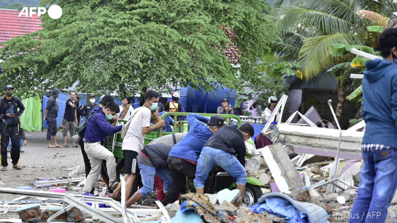 Страшно ВИДЕО 18+ на дете, което се бори за живота си, след земетресението в Индонезия