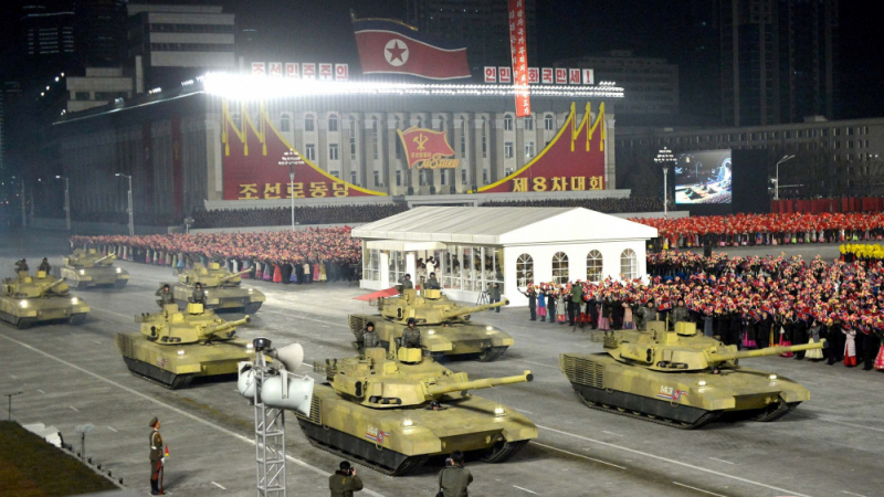 Ким Чен Ун показа най-мощното оръжие в света по тъмна доба на изненадващ парад ВИДЕО