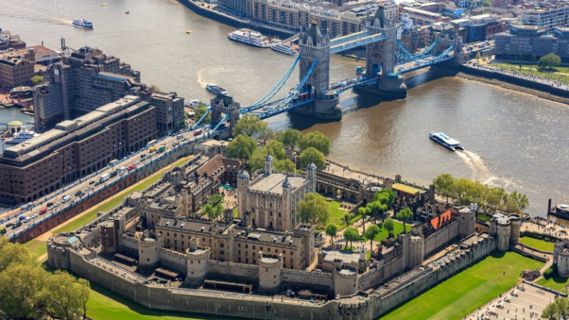Зловещо знамение за хаос и рухване на монархията смрази Острова, извънредно изявление на Tower of London СНИМКА