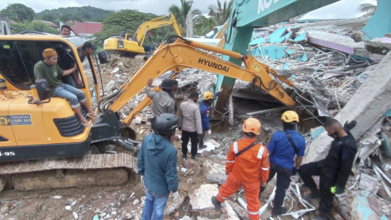 Не смогват да преброят труповете и ранените след труса в Индонезия, рухна хотел  