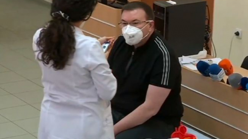 Министър Ангелов след ваксината: Получих тахикардия, а сега кръвното ми е…