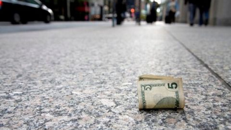 Езотерици: Намерените на улицата пари не са късмет, а знак, че...