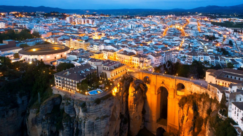 Ронда - градът, сгушен в скалите, под облаците в Испания
