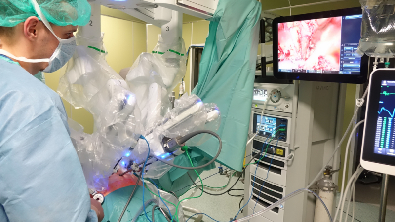 Хирурзи от четири специалности оперират с най-новото поколение на робота Да Винчи в Болница Токуда 