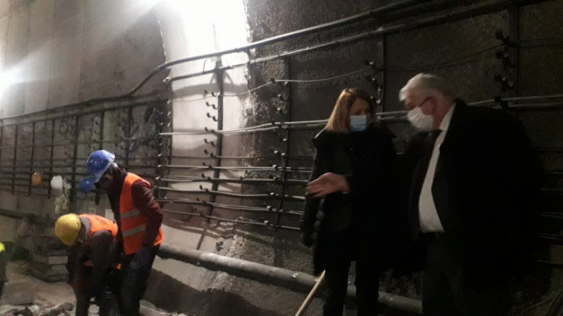 Фандъкова показа СНИМКИ от аварията в метрото и разкри причината за случилото се