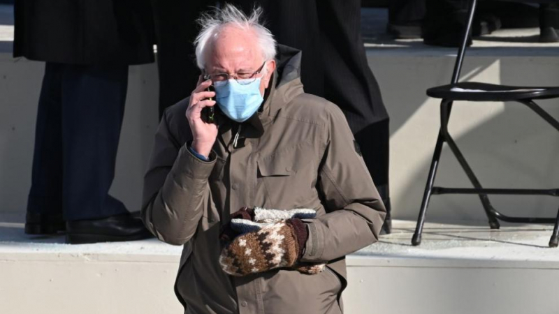 Бърни Сандърс и плетените му ръкавици на церемонията на Байдън станаха световен хит СНИМКИ 