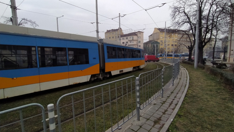 Трамвайна релса в София стърчи във въздуха ВИДЕО