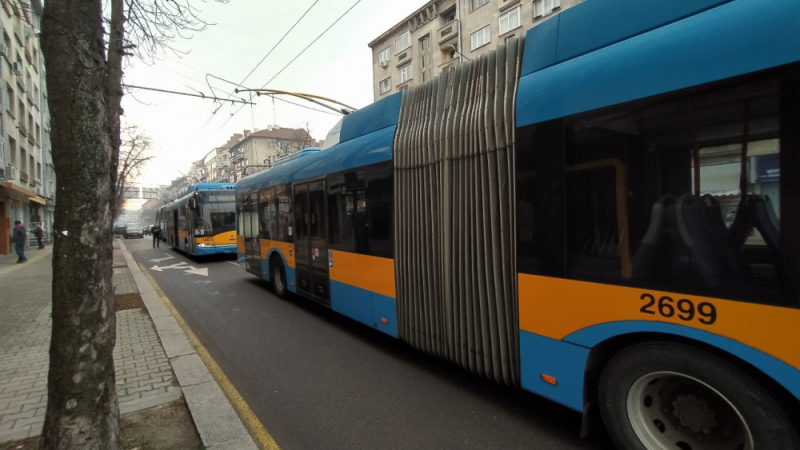 Инфарктна ситуация в ранни зори в столичния градски транспорт СНИМКА