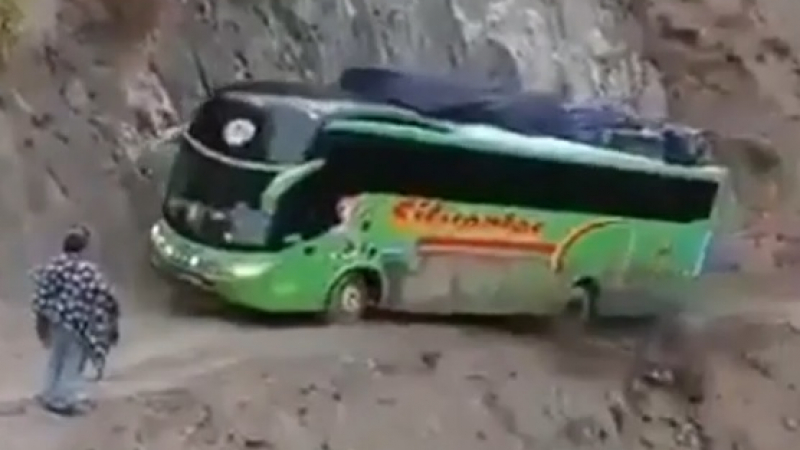 Зрелищни ВИДЕА: Шофьор спаси по чудо автобус от падане в пропаст 